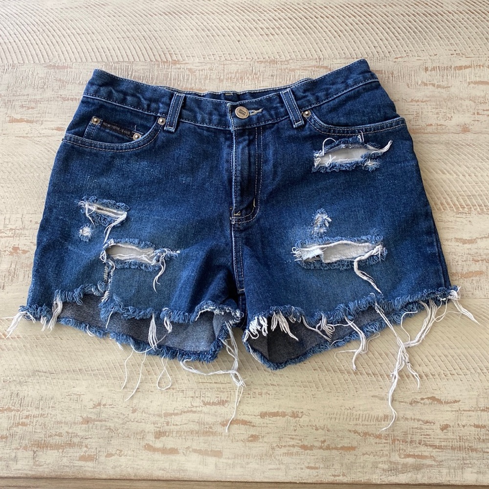New York and Company ripped jean shorts size 6. Look new.